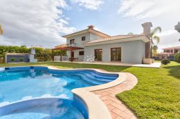Beautiful villa with large pool on good location in Vilamoura Beautiful villa with large pool on good location in Vilamoura
